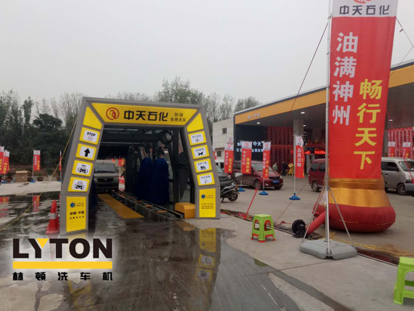FX-11-7七刷隧道式連續(xù)洗車機(jī)整機(jī)航空鋁合金材質(zhì)加工而成,國際高端洗車機(jī)制造工藝。外形美觀新穎、大方。