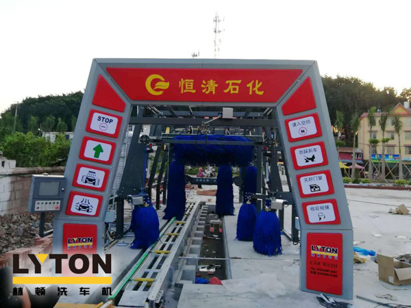 恒清石化引進(jìn)FX-11系列電腦洗車機(jī),洗車液和水蠟、自動(dòng)仿行刷洗、自動(dòng)仿行風(fēng)干。