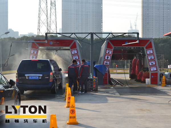 林頓fx11電腦洗車機2套(名駿百盛汽車服務(wù)連鎖選購配置),客流量較大汽車美容店行業(yè)推薦配置。