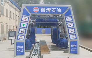 致力加油站價值鏈運營的營銷管理，為更多的品質車主提供優(yōu)質服務！GULF海灣石油加油站配置林頓FX11系列隧道式電腦洗車機