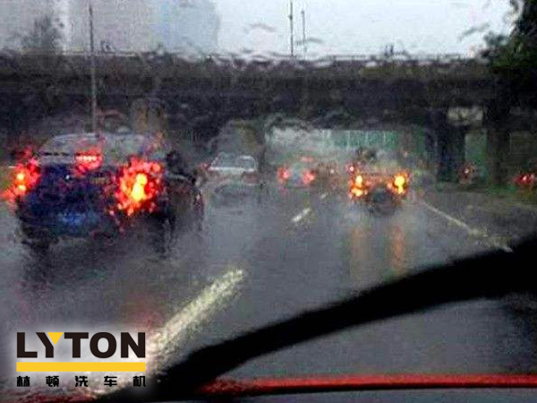 電腦洗車機(jī)南京林頓自動(dòng)化再次提醒您，雨后一定要記得及時(shí)洗車。