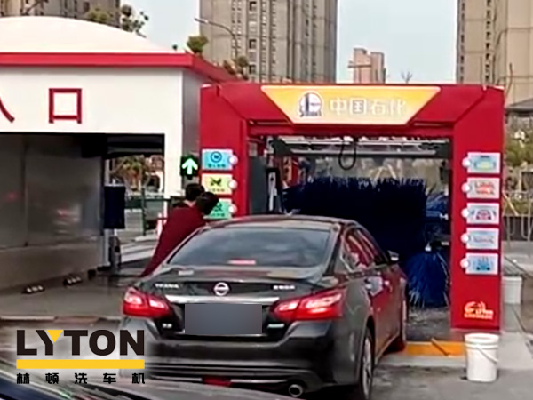 常州中石化FX-11-7雙風(fēng)機(jī)7刷電腦洗車機(jī)設(shè)備交付使用,現(xiàn)場排起來了長龍。