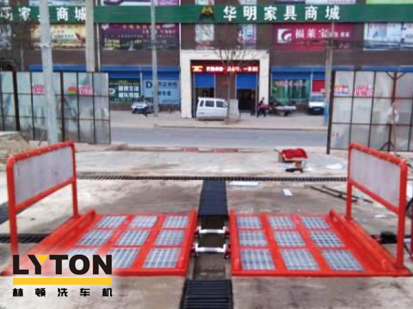 經(jīng)濟(jì)型工程車輛自動洗輪機(jī)是林頓電腦洗車機(jī)專為沖洗各類工程車輛的輪胎及底盤而設(shè)計(jì)，該設(shè)備結(jié)構(gòu)簡單，功能齊全，高壓沖洗工程車輛底盤及兩側(cè)。