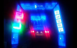 絢麗多彩，新穎潮流！藍(lán)色款隧道式電腦洗車機(jī)夜間亮燈效果