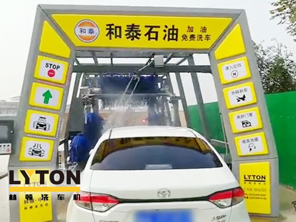 黃色款林頓FX-11系列隧道式連續(xù)全自動洗車機設(shè)備,外表高壓沖洗、仿型超柔刷洗、輪刷清洗等,眾多客戶選擇!