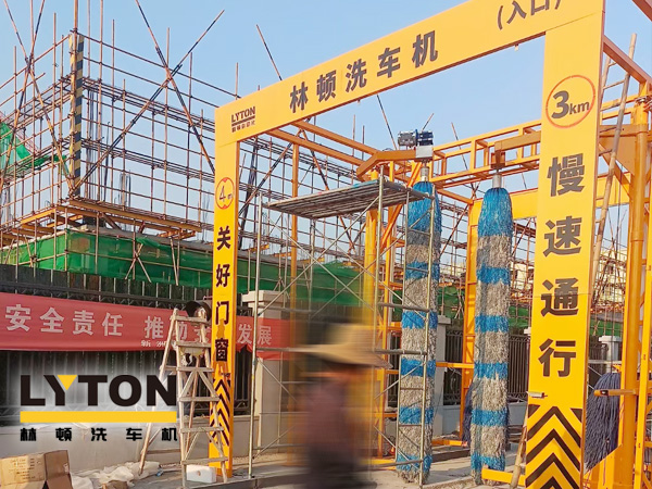 高自動(dòng)化程度、洗車(chē)數(shù)量大、占地面積?。×诸D大型通道式巴士洗車(chē)機(jī)普遍適用于城市公交場(chǎng)站