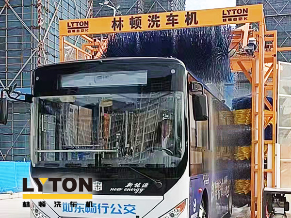 為乘客打造整潔乘車環(huán)境,如東暢行公交配置林頓3刷大巴全自動洗車機(jī)