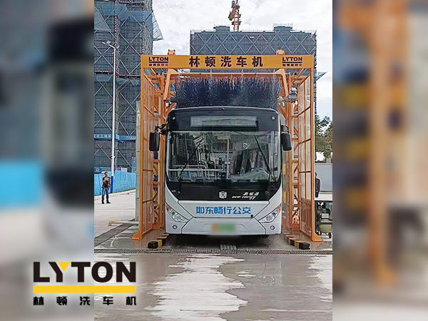 為乘客打造整潔乘車環(huán)境,如東暢行公交配置林頓3刷大巴全自動洗車機(jī)
