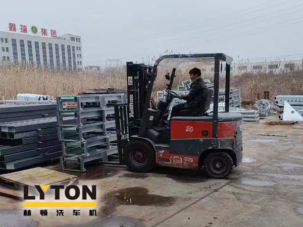 眾多加油站及公司自動洗車設備的供應商!品質(zhì)肯定!林頓全自動洗車機發(fā)貨現(xiàn)場
