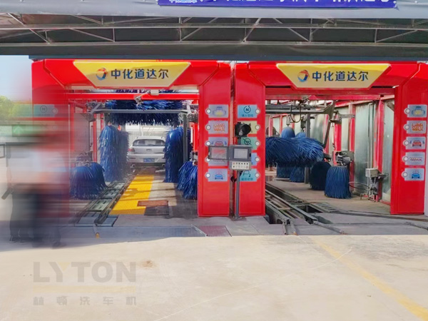 全自動洗車機洗車程序及流程:準備》預(yù)洗》主洗》漂洗》高壓淋水》烘干吹風》自動噴香