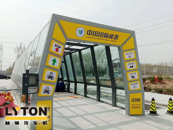 隧道式全自動(dòng)洗車機(jī)——高效、快速、節(jié)水的洗車設(shè)備，適用于多種車型的清洗。